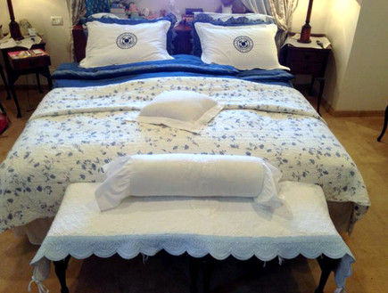 סידור מיטה, מצעים כחולים (צילום: עמית צביה)