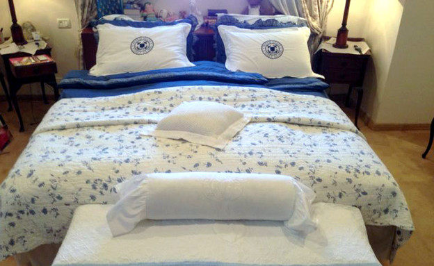סידור מיטה, מצעים כחולים (צילום: עמית צביה)