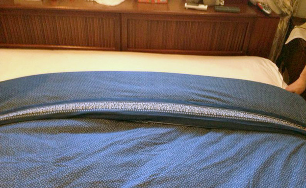סידור מיטה, שמיכה כחולה (צילום: עמית צביה)