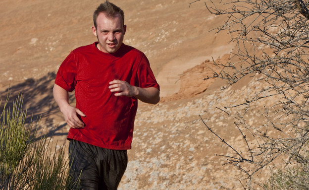 איש רץ בטבע