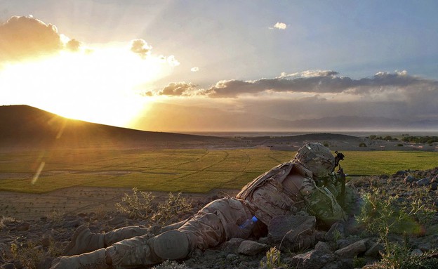 חייל נשכב על הקרקע (צילום: מייקל ג' מקלאוד)