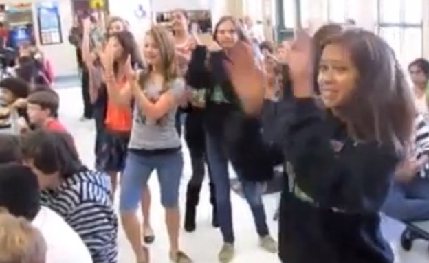 רוקדים בבית הספר (צילום: youtube.com)