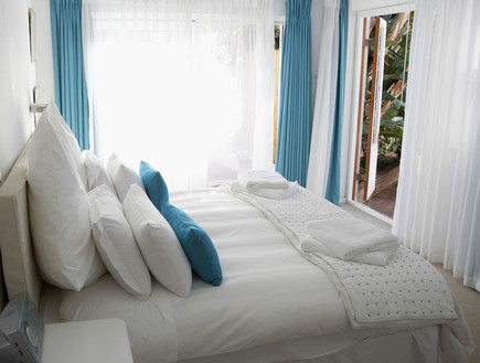 סידור מיטה, תכלת לבן, צילום thinkstockphotos.com (צילום: אימג'בנק / Thinkstock)