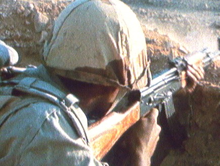 חייל מכוון את נשקו, מתוך הסרט 