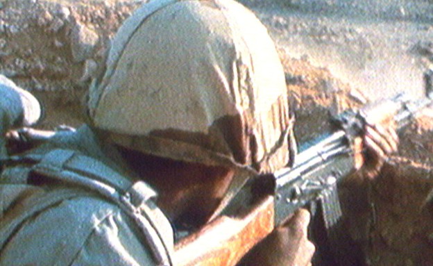 חייל מכוון את נשקו, מתוך הסרט 񓟕 - יומני מלחמה" (וידאו WMV: mako)