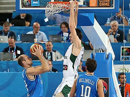הטביע את איטליה. לברינוביץ' (אתר FIBA) (צילום: ספורט 5)