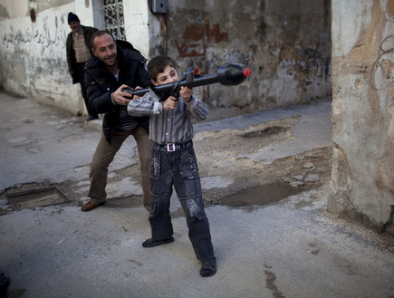 ילד יורה בסוריה (צילום: AP Photos/Rodrigo Abd)