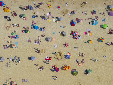 ילדים על החוף, תמונות מלמעלה (צילום: Jason Hawkes, dailymail.co.uk)