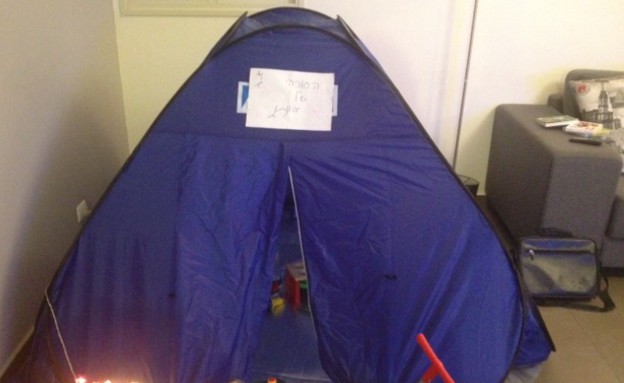 האוהל בסלון של עינת אקר (צילום: תומר ושחר צלמים, צילום ביתי)