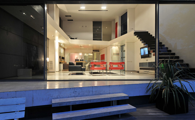 רונית טל, מבט מבחוץ