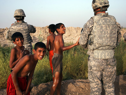 חיילים אמריקאים משחקים עם ילדים בעירק (צילום: Spencer Platt, GettyImages IL)