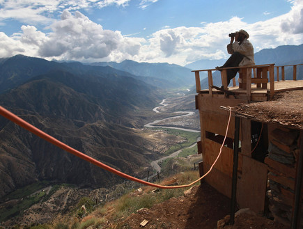 חייל מבצע תצפית באיזור הררי באפגניסטן (צילום: John Moore, GettyImages IL)