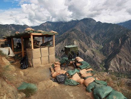 עמדת שמירה באזור ההררי באפגניסטן (צילום: John Moore, GettyImages IL)