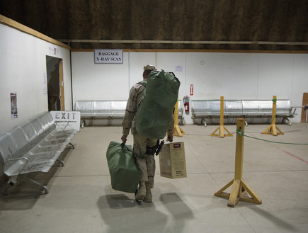 חייל אמריקאי עוזב את עירק (צילום: Pool, GettyImages IL)