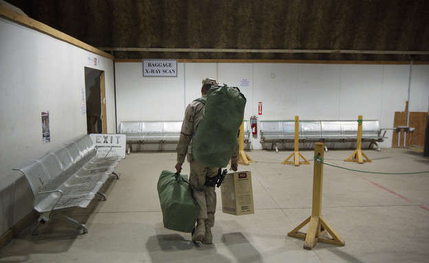 חייל אמריקאי עוזב את עירק (צילום: Pool, GettyImages IL)