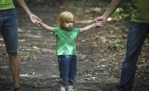 ילד בין הורים גרושים (צילום: אימג'בנק / Thinkstock)