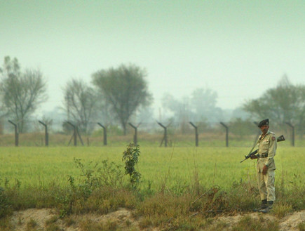 חייל פקיסטני שומר על הגבול בקשמיר (צילום: Scott Barbour, GettyImages IL)