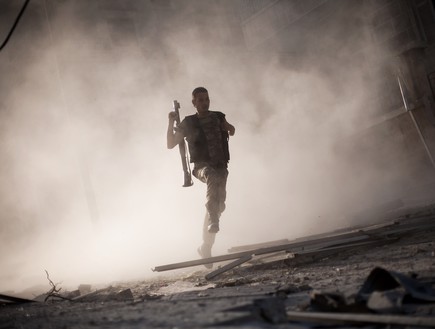 מורד סורי רץ (צילום: AP Photos/ Manu Brabo)