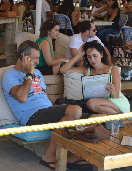 ריטה בבילוי עם בחור בנמל תל אביבי (צילום: צ'ינו פפראצי)