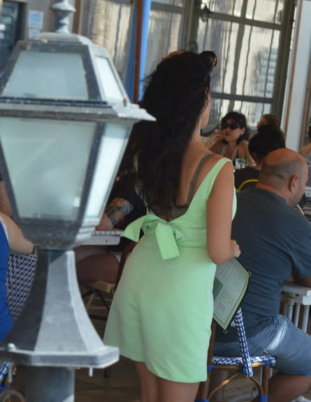 ריטה בבילוי עם בחור בנמל תל אביבי (צילום: צ'ינו פפראצי)