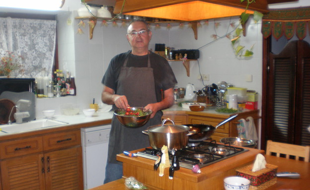 נחמיה לבנה מבשל בבית במסעדת בית לבנה (צילום: נירה לבנה)