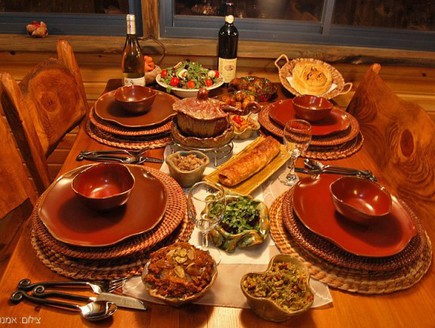 שולחן במסעדת בית גני בישוב אשרת, אמנון אוזן (צילום: אמנון אוזן)