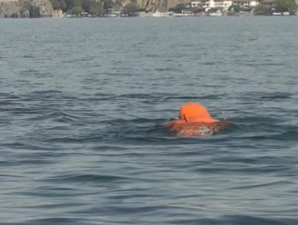 האיש האמפיביי שובר שיא גינס (צילום: odditycentral)