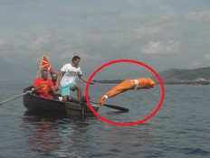 האיש האמפיביי שובר שיא גינס (צילום: odditycentral)
