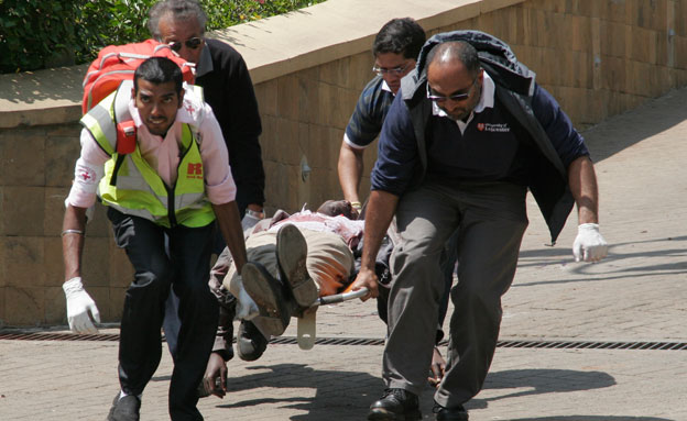 פינוי פצועים בקניה (צילום: AP)