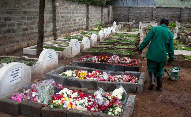 קברי ההרוגים בקניה, היום (צילום: רויטרס)