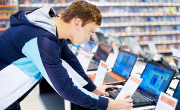 בחור בחנות מחשבים בחור בחנות מחשבים