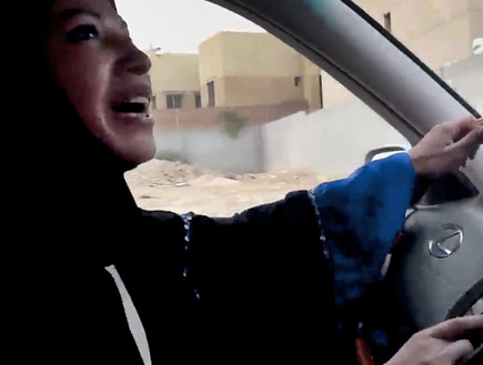 אשה נוהגת בסעודיה
