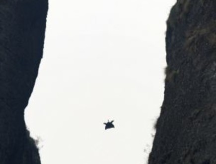 בחליפת דאייה דרך הר צר (צילום: dailymail.co.uk)