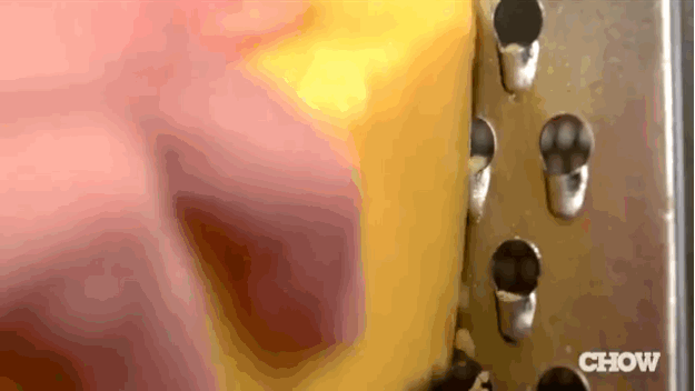 גירור גבינה צהובה בפומפייה (צילום: צילום מסך מהאתר http://www.buzzfeed.com)