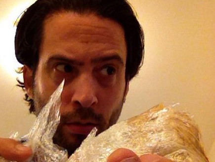 עידו אוכל סנדוויץ' ומצלם באינסטגרם (צילום: עידו רוזנבלום, instagram)