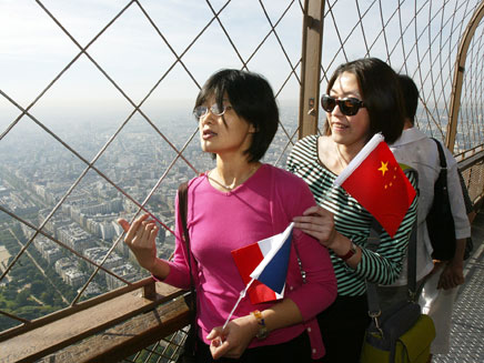 תייר סיני - התנהג בהתאם לכללי המקום, אילוסטרציה (צילום: AP)