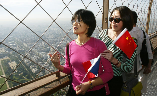 תייר סיני - התנהג בהתאם לכללי המקום, אילוסטרציה (צילום: AP)