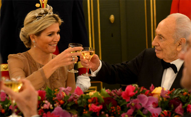 הנשיא פרס עם מלכת הולנד (צילום: עמוס בן גרשום, לע"מ)