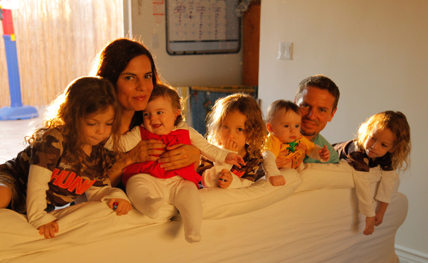 לטי גרובמן והמשפחה (צילום: תומר ושחר צלמים)