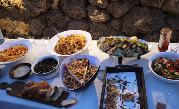 ארוחת חג ברחוב של שי גל (צילום: שי גל 2, צילום ביתי)