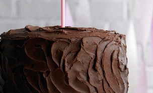 עוגות שוקולד - גבוהה עם קרם ונר (צילום: צילום מסך מהאתר www.bhg.com)