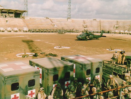 פינוי הפצועים אל האצטדיון ומשם לבית החולים (צילום: צבא ארצות הברית)
