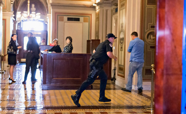 שוטרים חמושים בתוך בניין הסנאט (צילום: AP)