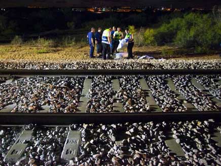 נערים נהרגו מסילת רכבת עמק חפר (צילום: דוד מחפוד)