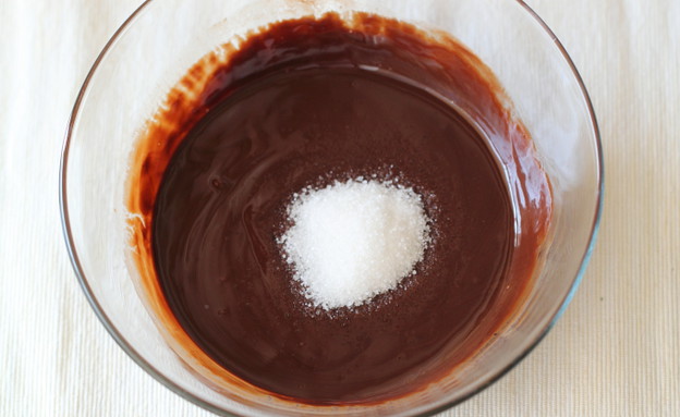 עוגת נוטלה במיקרו - חמאה, שוקולד וסוכר