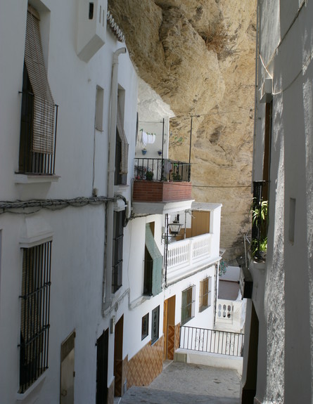 בספרד, עיר חצובה בסלע (צילום: אימג'בנק / Thinkstock)