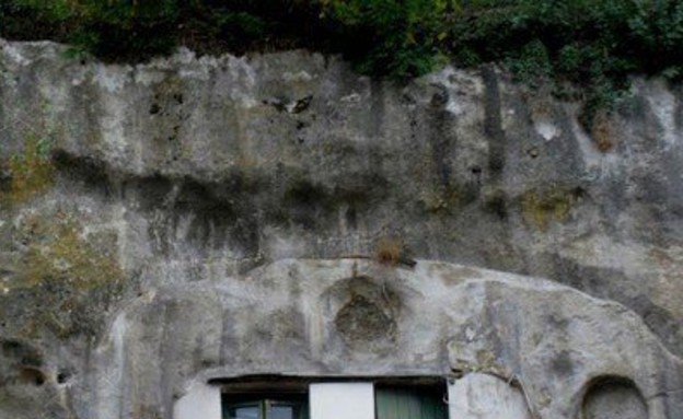 חלון, עיר חצובה בסלע חלון, עיר חצובה בסלע