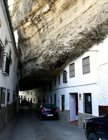 כביש, עיר חצובה בסלע (צילום: unusualplaces.org)