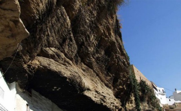 עוד תקרה, עיר חצובה בסלע עוד תקרה, עיר חצובה בסלע