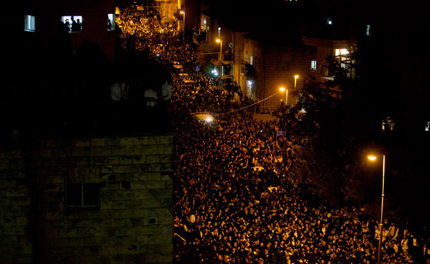 מאות אלפים בבירה, אמש (צילום: AP)